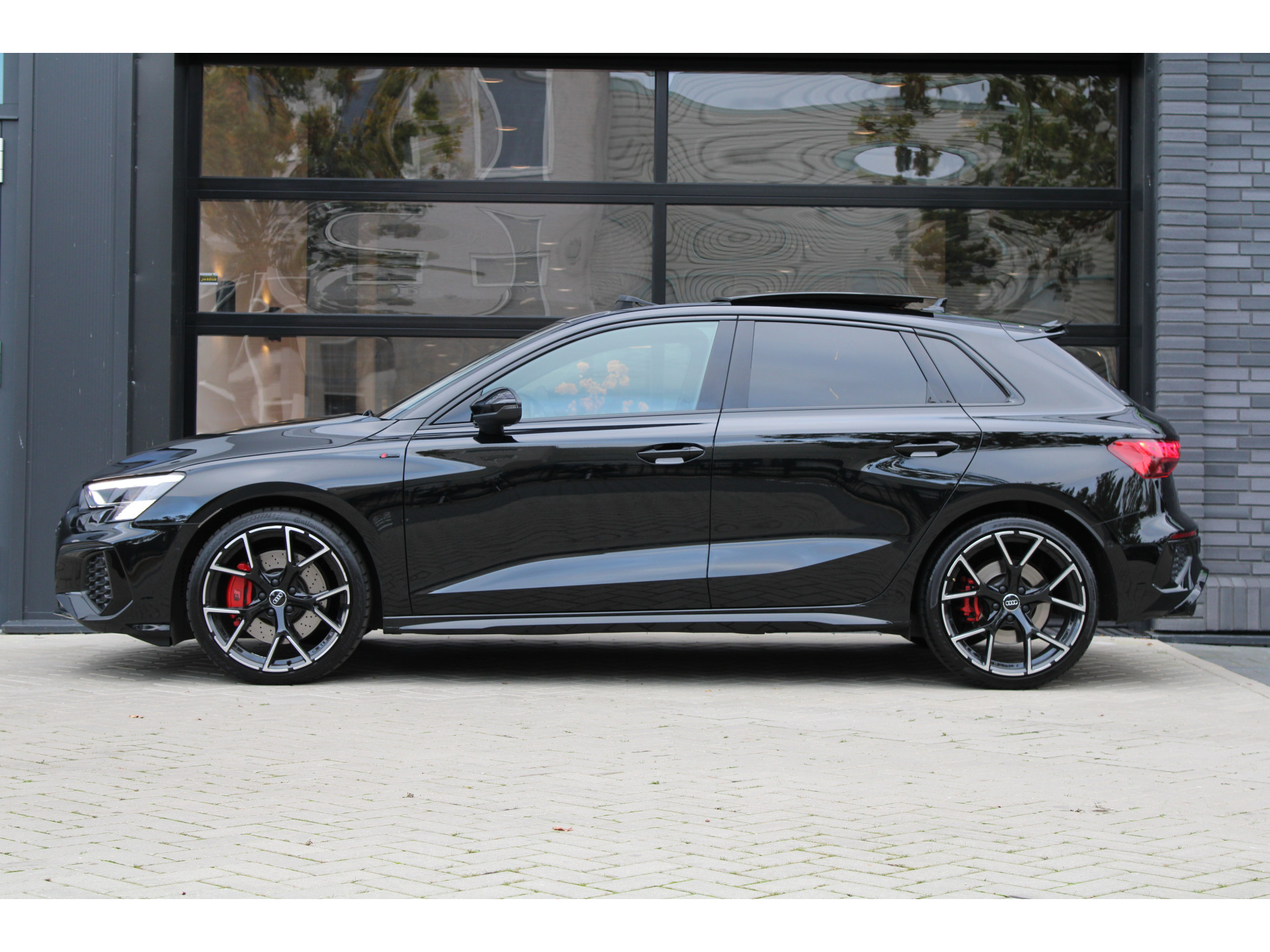 Audi S3 Sportback 2.0 TFSI S3 quattro 48484467-3.jpg | ROS Automotive