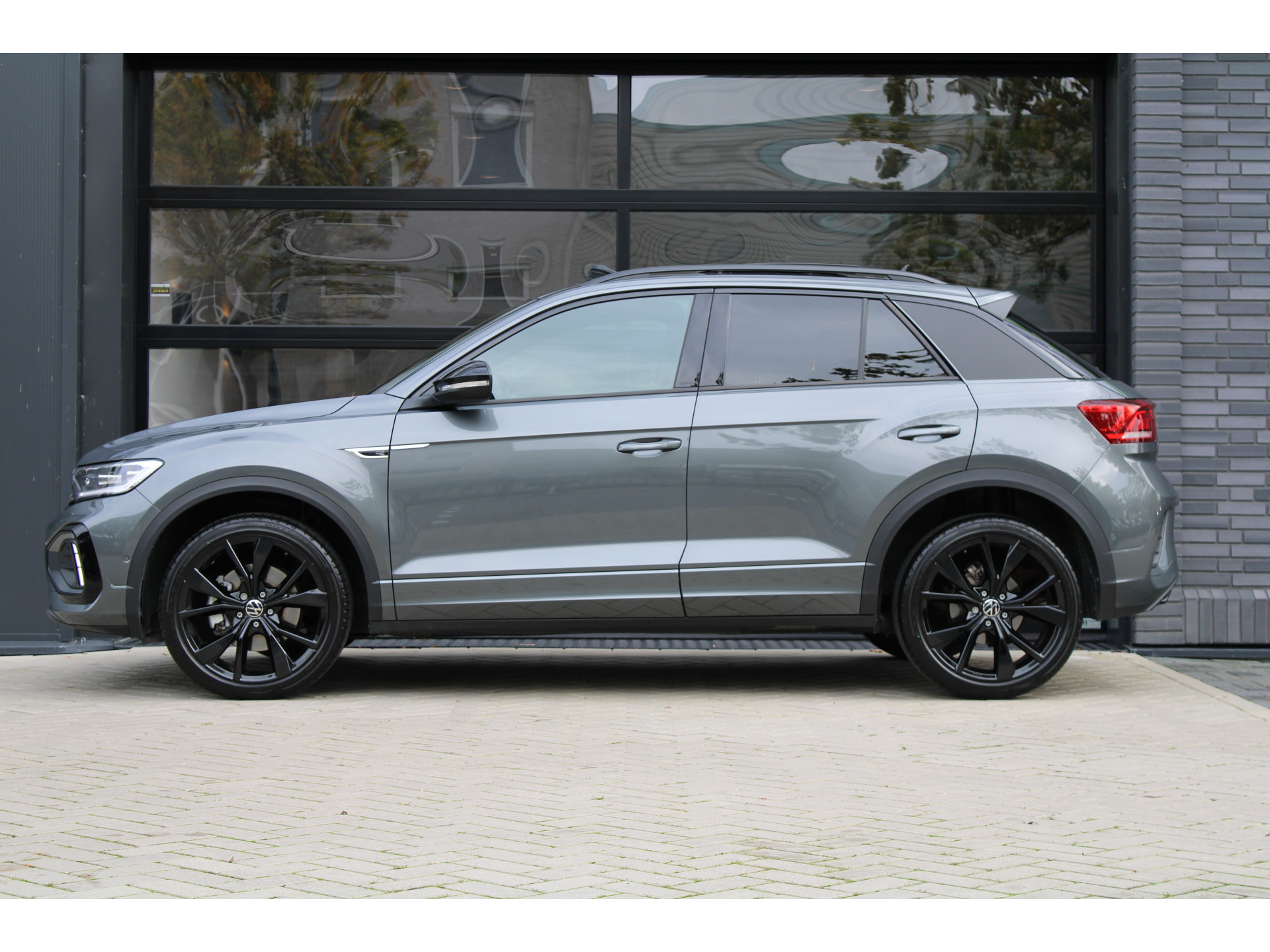 Volkswagen T-Roc 1.5 TSI R-Line 48749097-4.jpg | ROS Automotive